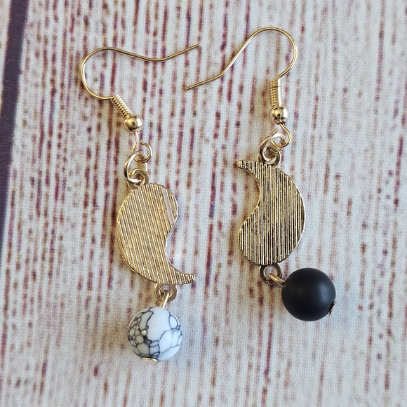 NWT Black White & Gold Yin & Yang Dangle Earrings - Picture 5 of 11